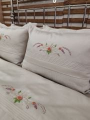 BREZİLYA NAKIŞLI NEVRESİM VE PİKE TAKIMI (ÜRÜNÜMÜZ GÖRSEL AMAÇLI SİPARİŞ ALINIR )