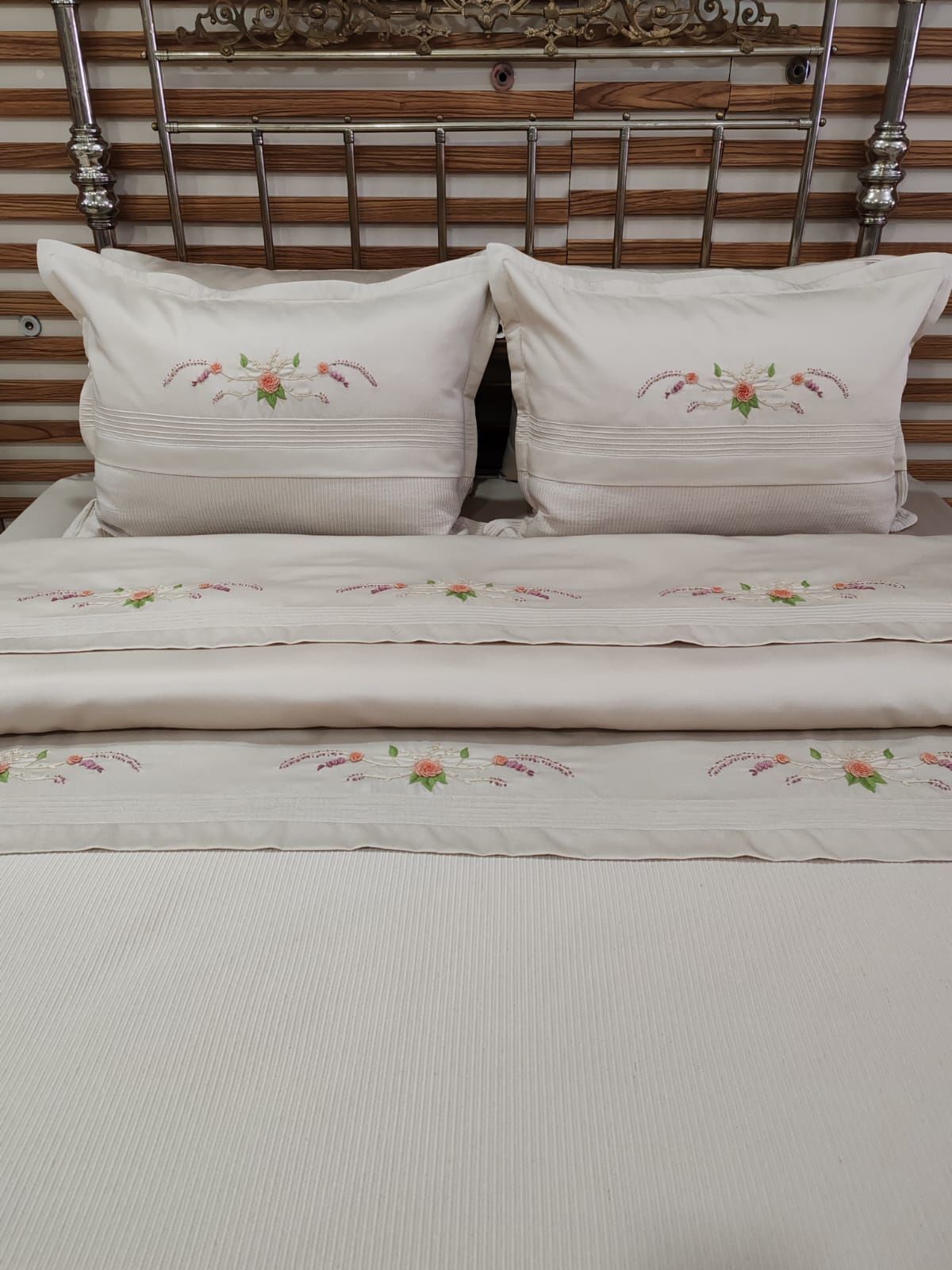 BREZİLYA NAKIŞLI NEVRESİM VE PİKE TAKIMI (ÜRÜNÜMÜZ GÖRSEL AMAÇLI SİPARİŞ ALINIR )