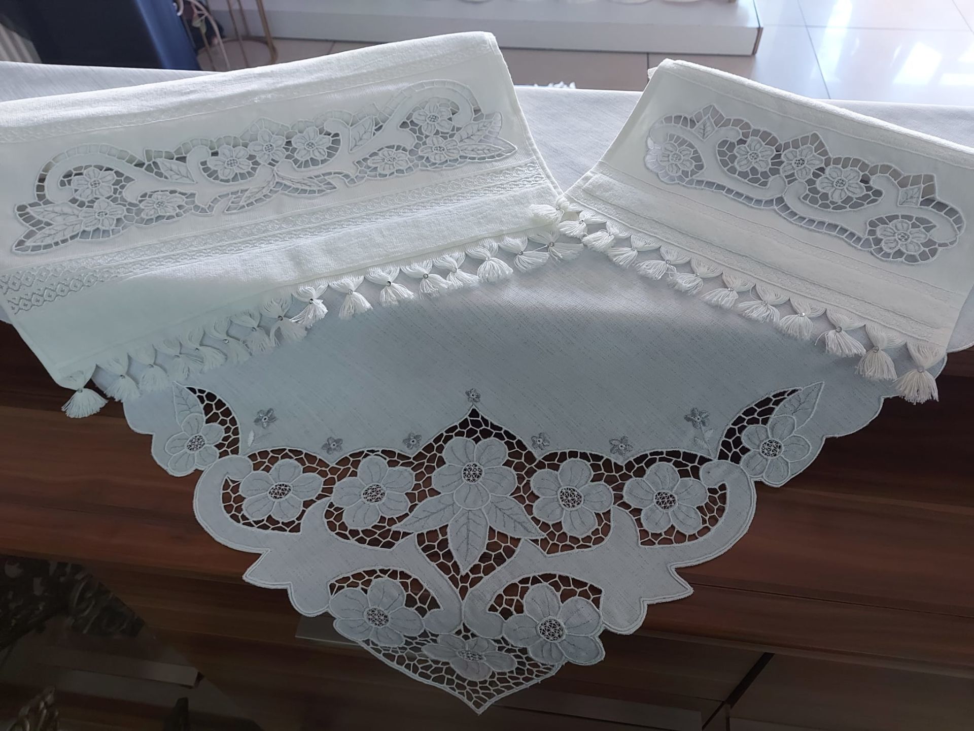 BEYAZ İŞ BOHÇA TAKIMI ELDE PÜSKÜL BAĞLAMA (ÜRÜNLERİMİZ GÖRSEL AMAÇLIDIR SİPARİŞ ALINIR)