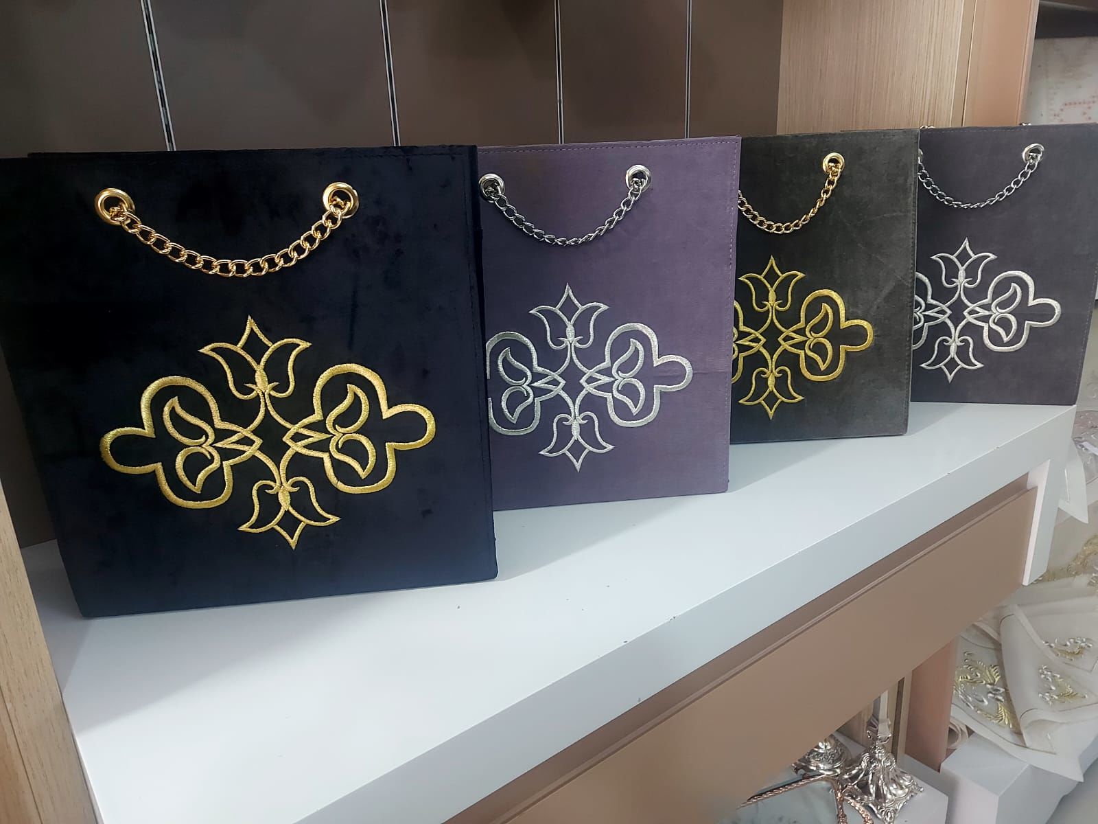 KADİFE EL ÇANTASI(ÜRÜNLERİMİZ GÖRSEL AMAÇLIDIR SİPARİŞ ALINIR)