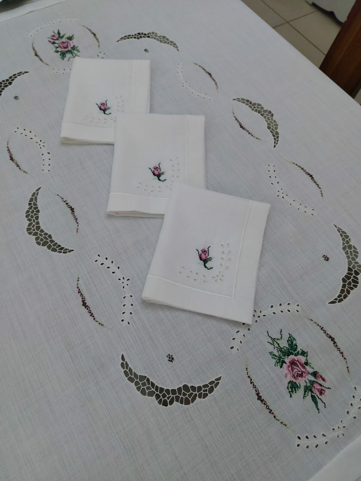 BEYAZ İŞ VE KANEVİÇE SERVİS TAKIMI (ÜRÜNLERİMİZ GÖRSEL AMAÇLIDIR SİPARİŞ ALINIR)