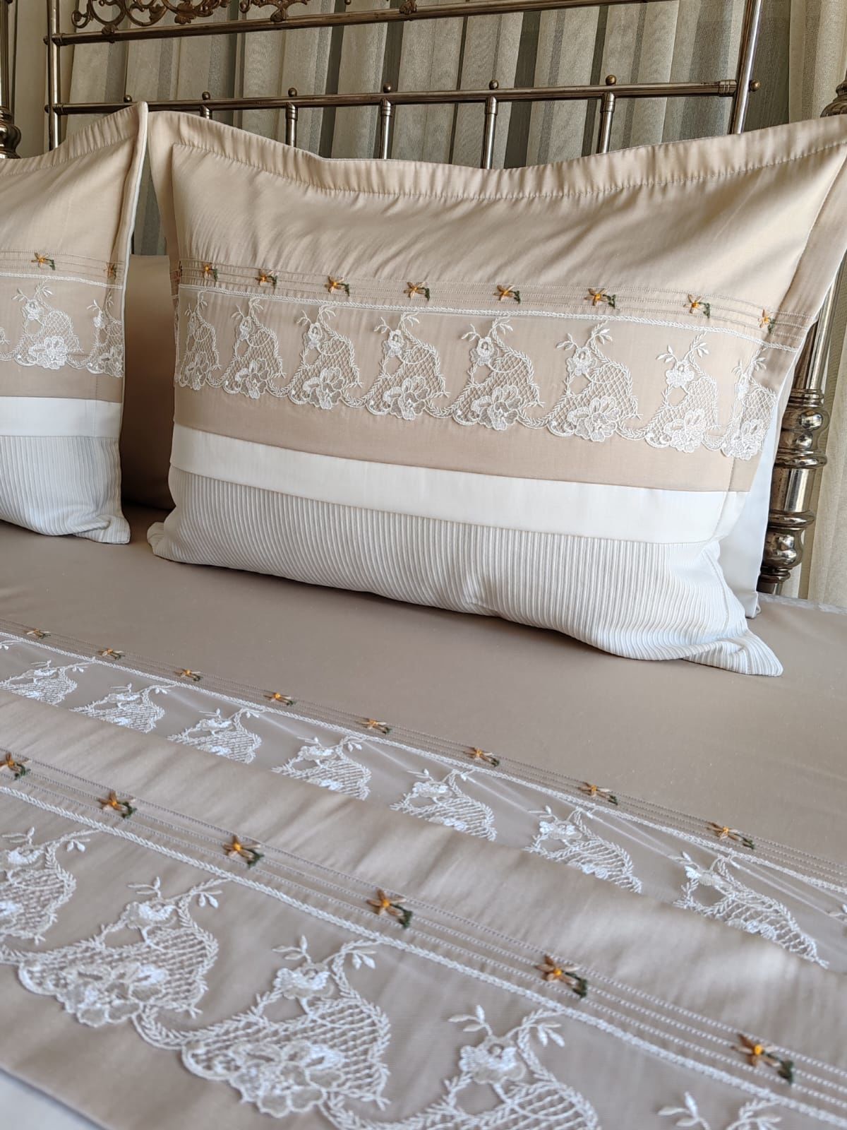 BREZİLYA NAKIŞLI NEVRESİN VE PİKE TAKIMI (ÜRÜNLERİMİZ GÖRSEL AMAÇLIDIR SİPARİŞ ALINIR)