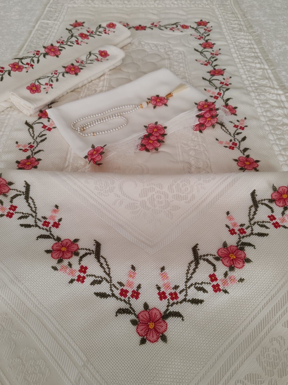 İĞNE OYALI KANEVİÇELİ SECCADE TAKIMI  (ÜRÜNLERİMİZ GÖRSEL AMAÇLIDIR SİPARİŞ ALINIR)