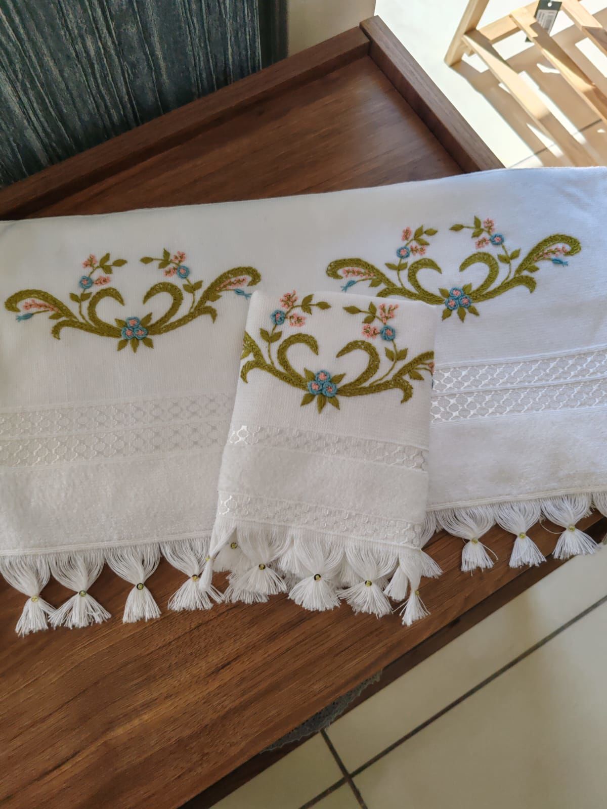 BREZİLYA İŞİ ANALI KIZILI HAVLU TAKIMI (ÜRÜNLERİMİZ GÖRSEL AMAÇLIDIR SİPARİŞ ALINIR)